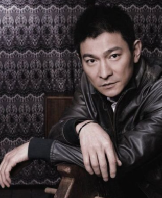 61岁刘德华鱼尾纹抢镜，生图曝光身高太虐，网友：把天王拍成郭敬明了