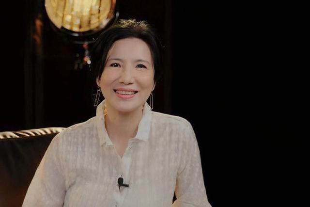 关秀媚低调复出，曝和吴彦祖拍激情戏细节，对方害羞到起生理反应