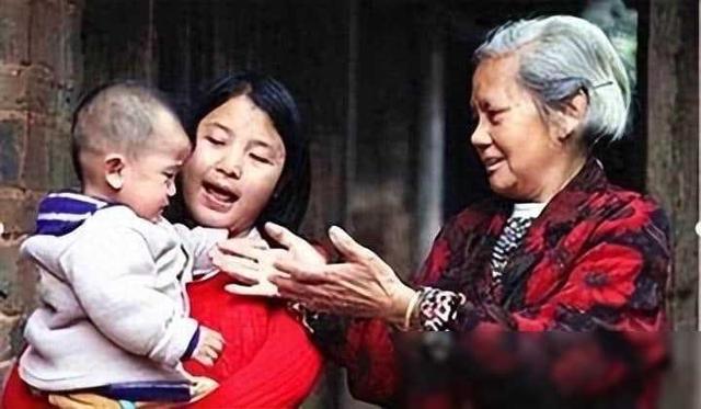 公公照看儿媳不避嫌，故意盯着儿媳哺乳谁不是掀起衣服喂奶？