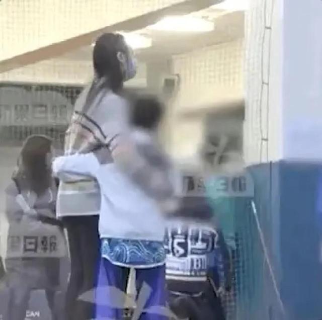 梁洛施罕见和妈妈同框,梁妈妈状态年轻,颜值气质不输女儿