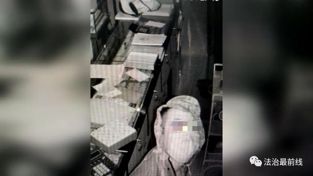 价值100多万！广西一珠宝店被撬盗！现场惊现诡异“雨衣男”……