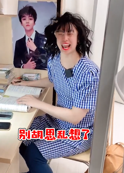 1034W粉的周小闹，一人分饰多角，17年主持不火，一朝整活爆红