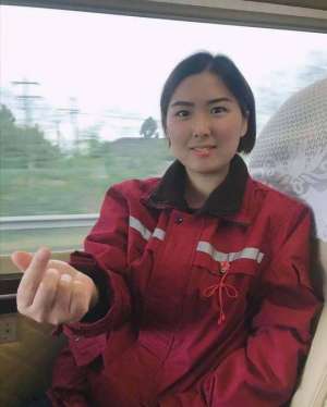 杨娟(战疫故事｜杨娟：“战疫”归来收到爱人送的99朵玫瑰 2岁儿子却不认识她了)