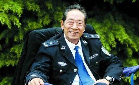 73岁老戏骨仍拍戏，二婚娶小37岁娇妻，全家福曝光儿子比老婆老