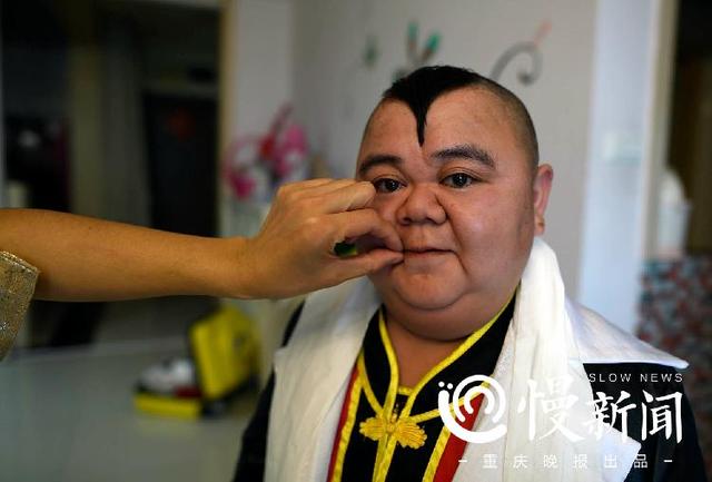 身高1米2奋斗出7套房 漂亮老婆说：不图他钱，图人