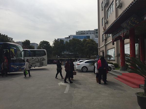 暗访｜上海一药店被指天价卖疑似野生中药，只做旅行团生意