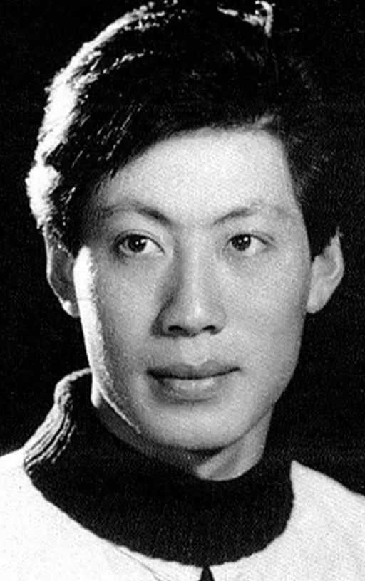 头发花白，衣服全是洞，88岁烟不离手的焦晃，早已走上另一条大道