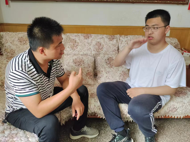 “爸爸能听到了，妈妈也能听到了！”