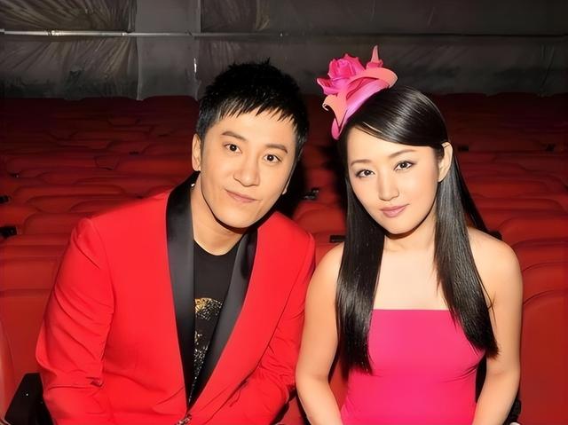 53岁杨钰莹现状：住深圳豪宅，穿碎花裙皮肤光滑，在自家楼顶种菜