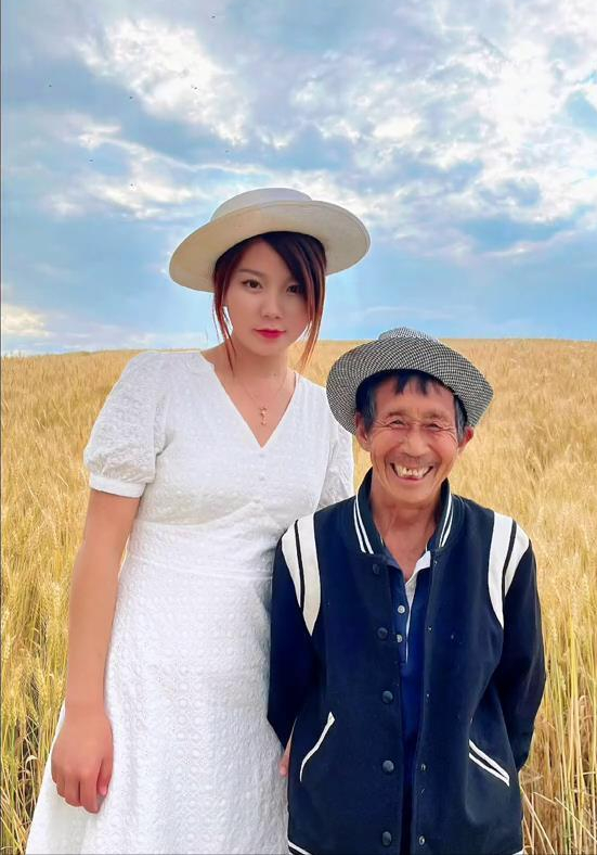 她出生4个月被遗弃，养父为她终身未娶，如今她身家过亿报答养父