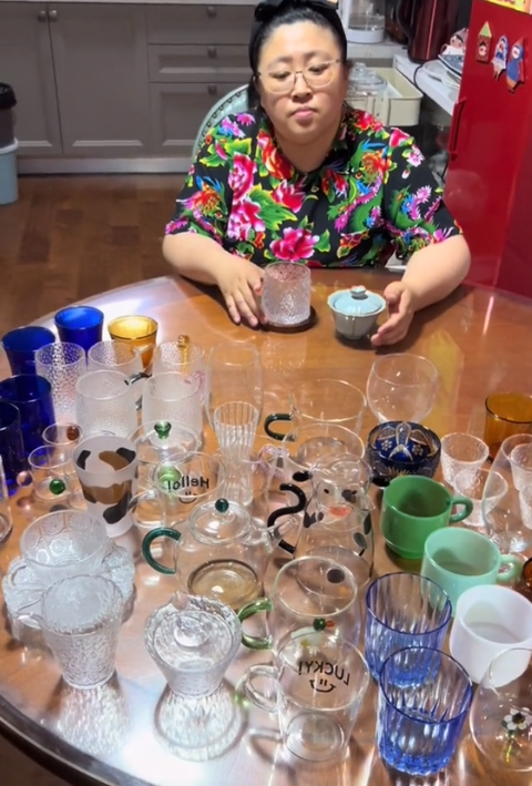 铁兜和胡老师：靠“谎报”价格吸粉500万，真实身份曝光不简单？