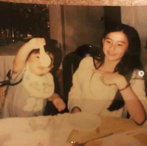 张柏芝晒与弟弟旧照 面容清秀鼻子挺翘