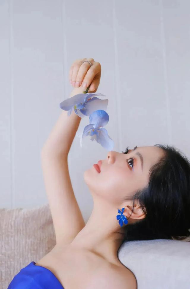 谭松韵丨这套蓝色抹胸裙穿搭好美，美腿小脚丫～