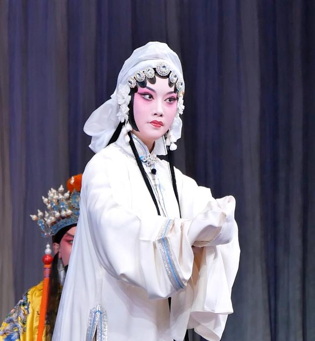 京剧名家熊明霞:3副护腿让妈妈泪目,她的姐弟婚姻幸福吗?