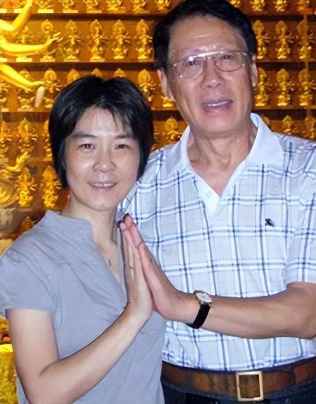 头发花白，衣服全是洞，88岁烟不离手的焦晃，早已走上另一条大道