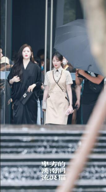 蒋欣和杨紫同框，身宽体大太壮实，果然90斤的脸140斤的身材