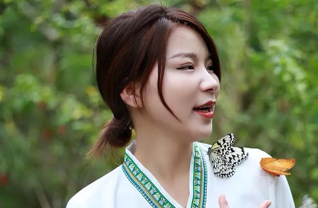 她出生4个月被遗弃，养父为她终身未娶，如今她身家过亿报答养父