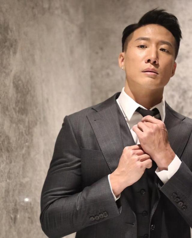 男人味十足！洪金宝42岁小儿子罕见晒照，外型壮硕兼一身小麦肤色