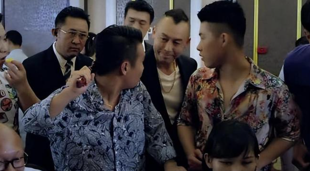 山东于欢案:生母被轮番羞辱,儿子怒捅4人后,千万国人为他求情