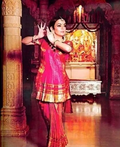 亚洲首富妻子身材丰满，身穿蕾丝裙秀色可餐，难怪获富豪专宠30年