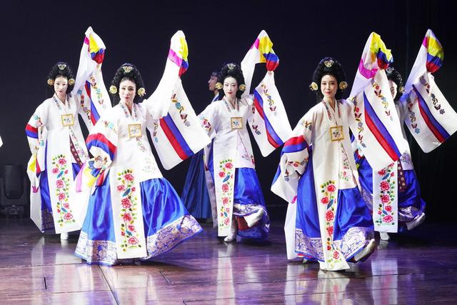 浓浓“东北风”惊艳韩国观众！中韩友好之夜音乐歌舞晚会在盛京大剧院举行