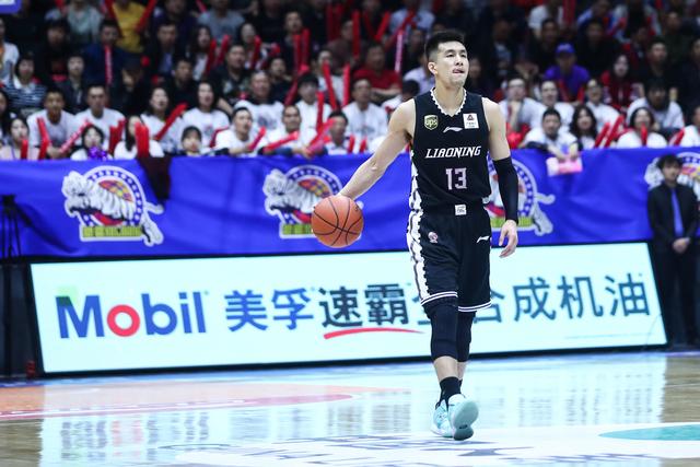 萌妹子被郭艾伦用球疯狂砸头，网友：太过分了吧