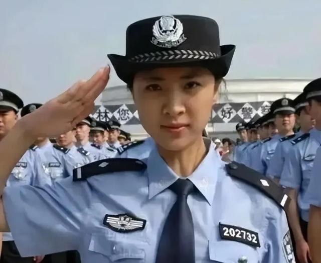 《警花蜕变：从最美警花到权力掮客的沉沦之路》