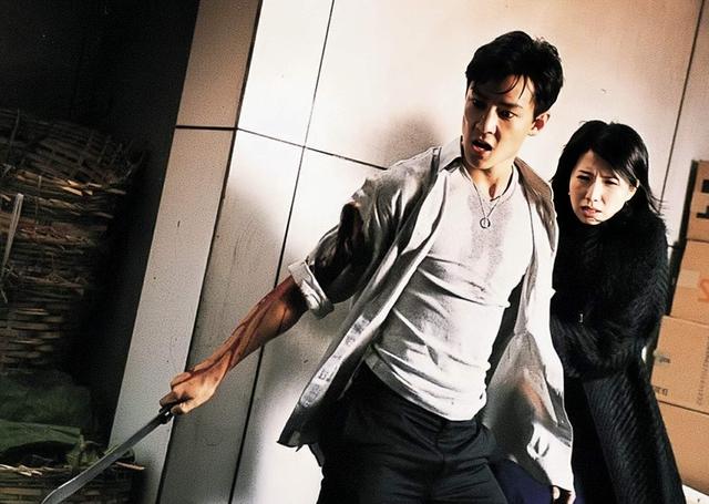 关秀媚低调复出，曝和吴彦祖拍激情戏细节，对方害羞到起生理反应