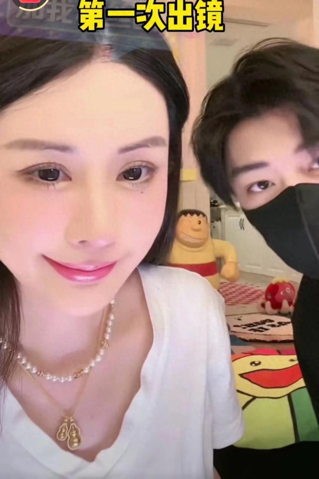 36岁韦雪交往22岁男友，表演系学生高大帅气，仅比其女儿大6岁