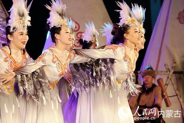 篝火旁歌唱民族团结新故事