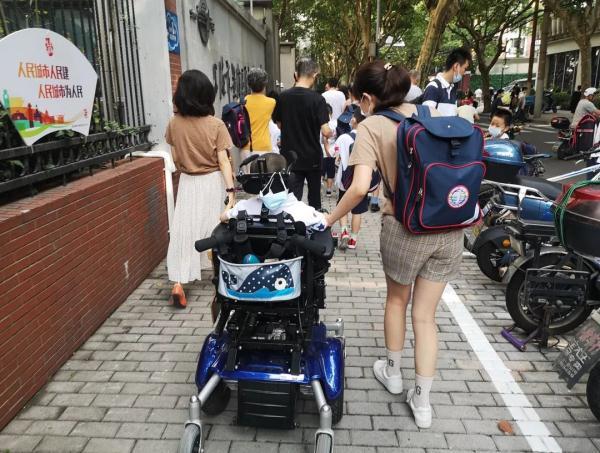 曾被判定活不过3岁,如今他坐着“变形金刚”上小学了