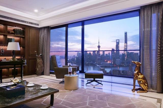 父亲浦东第一地主，母亲是影后，继承上海133套房，21岁身家百亿