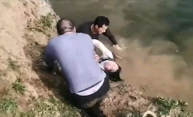 22年河南小伙跳河救人，体力耗尽留遗言，被救女子不放手让一起走