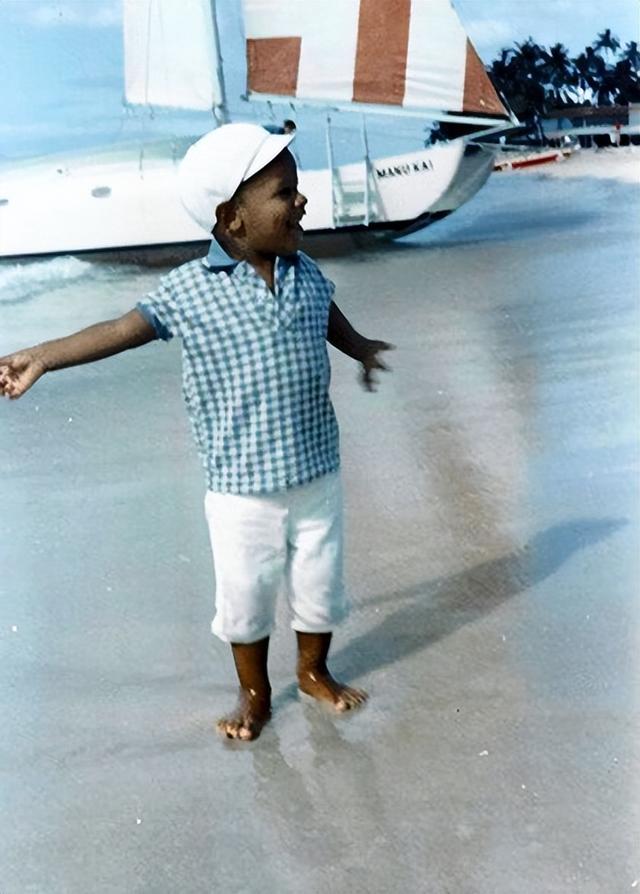 1973年，12岁的奥巴马第一次见到父亲拍合影，老奥巴马也是个人物