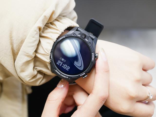 双摄像头可拍照，64GB+触摸屏的手表你见过吗？Jeep黑骑士评测