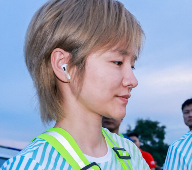 36岁“超女”许飞被质疑整容，本人近照变化大，下巴尖了鼻梁挺了