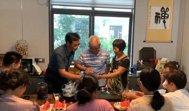 泪目！55年、66年、65年，这些拥抱不简单！