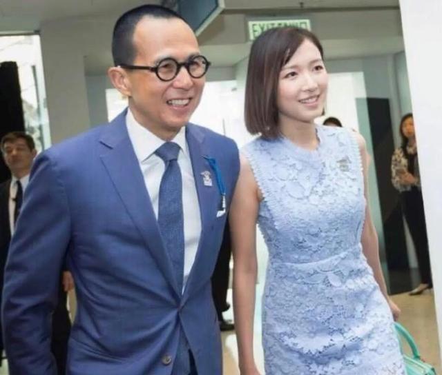 梁洛施罕见和妈妈同框,梁妈妈状态年轻,颜值气质不输女儿