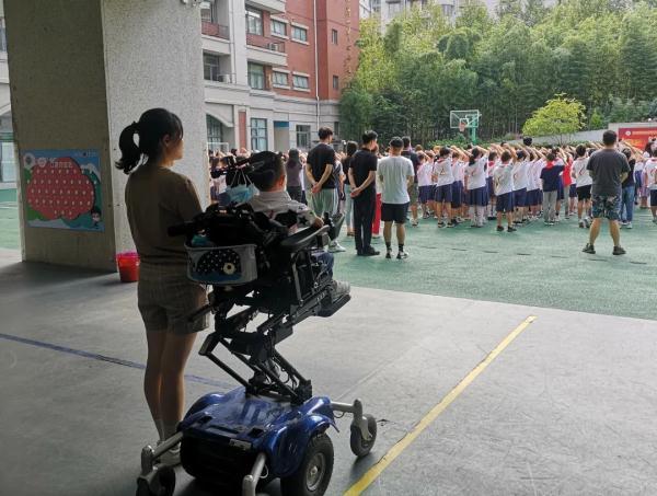 曾被判定活不过3岁,如今他坐着“变形金刚”上小学了