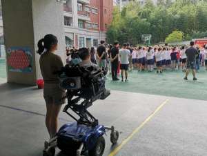 曾无(曾被判定活不过3岁，如今他坐着“变形金刚”上小学了)