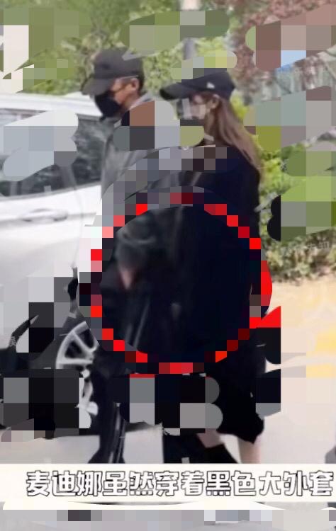 33岁辣妈麦迪娜独自出游,宽松短裙遮不住巨大孕肚,四肢细过路人