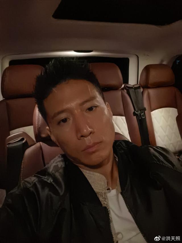 男人味十足！洪金宝42岁小儿子罕见晒照，外型壮硕兼一身小麦肤色