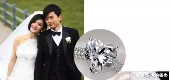 鲍家街43号20年后再聚首，章子怡抱女儿看汪峰彩排，大钻戒抢眼