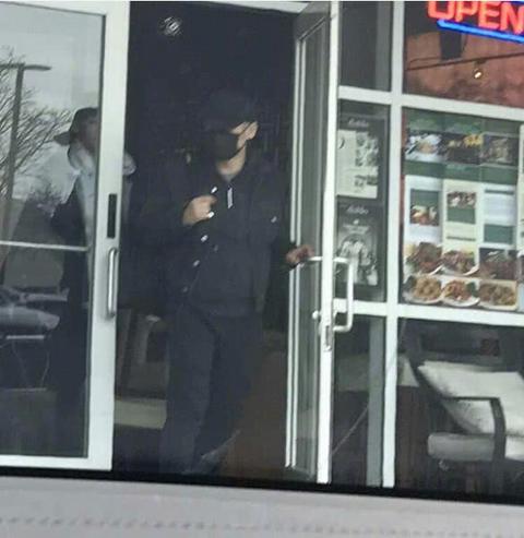 吴秀波夜间出行，衣着寒酸，网友：一手烂牌打回解放前