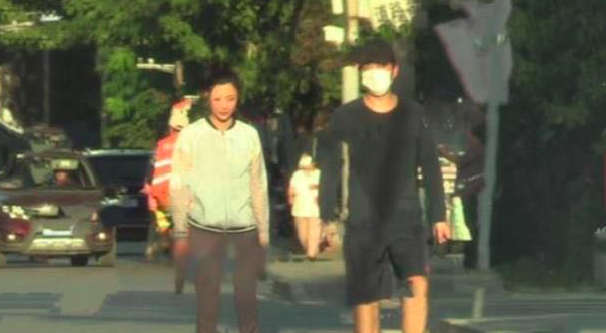 戏骨聚餐！吴刚于小伟携夫人聚会，殷桃紧搂于小伟老婆好似闺蜜