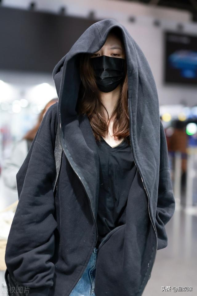 宋妍霏现身北京机场，身穿黑色兜帽外套个性时尚