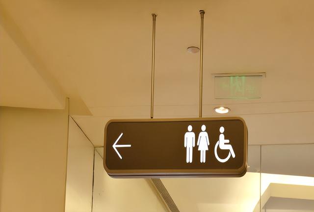 为什么女厕所总是排长队，她们上厕所时在干嘛？不只是生理原因