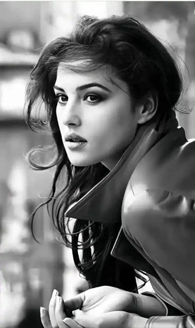 莫尼卡贝鲁奇(世界美女系列—地球球花—莫妮卡贝鲁奇)