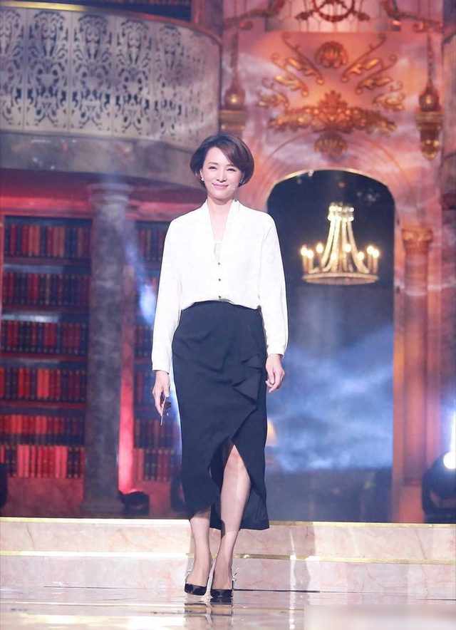 看了董卿,再看孟晚舟:才发现有品位的女人,都不穿短裙配丝袜