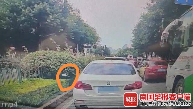 曝光！男子往车窗外扔了一个空杯子，被罚200元